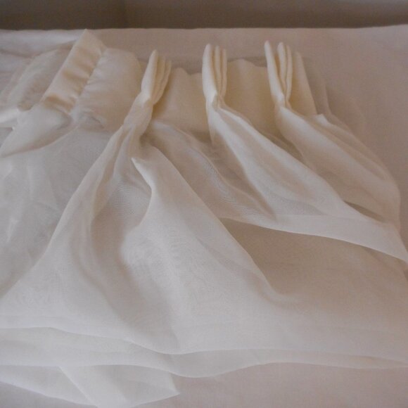 2 Vintage sheer pinch pleat curtains 26 x 69 - Picture 3 of 4